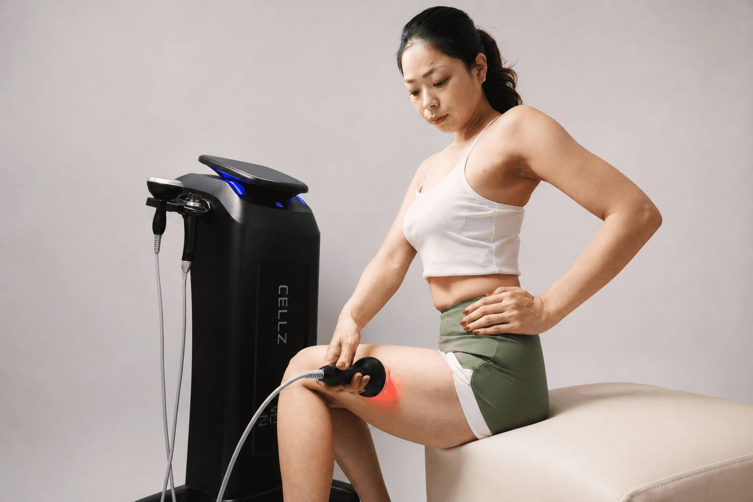 Lithe スタジオ — 脚のセルフエステ機器でケアを行う様子